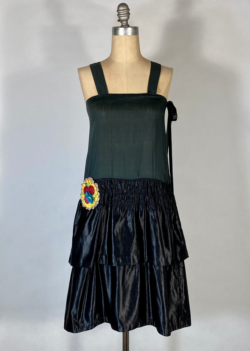 1920's Black silk drop waist flapper dress w/ribbon-work size XS
