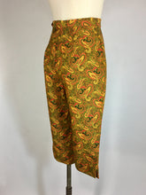 Load image into Gallery viewer, 1950’s Vivid gold paisley cotton high waist Capri pedal-pusher pants