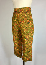 Load image into Gallery viewer, 1950’s Vivid gold paisley cotton high waist Capri pedal-pusher pants