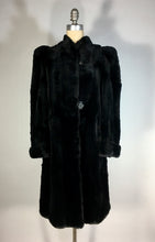Load image into Gallery viewer, 1930&#39;s-40&#39;s STUNNING film noir DRAMA shoulders sheared black Mole fur coat
