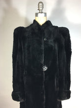 Load image into Gallery viewer, 1930&#39;s-40&#39;s STUNNING film noir DRAMA shoulders sheared black Mole fur coat
