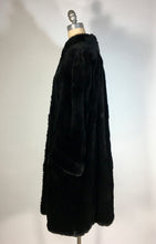 Load image into Gallery viewer, 1930&#39;s-40&#39;s STUNNING film noir DRAMA shoulders sheared black Mole fur coat
