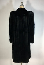 Load image into Gallery viewer, 1930&#39;s-40&#39;s STUNNING film noir DRAMA shoulders sheared black Mole fur coat
