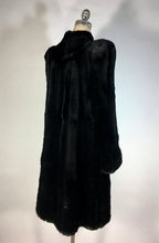 Load image into Gallery viewer, 1930&#39;s-40&#39;s STUNNING film noir DRAMA shoulders sheared black Mole fur coat
