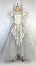 Load image into Gallery viewer, 1950&#39;s Ivory lace &amp; tulle cupcake princess wedding dress gown size M/L
