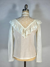 Load image into Gallery viewer, 1970s-80&#39;s VICTORIAN lace neck Gunnies shirt by Jessica McClintock size 11
