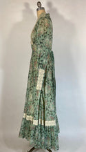 Load image into Gallery viewer, 1970&#39;s GUNNE SAX BLACK LABEL Romantic dress with Victorian floral print
