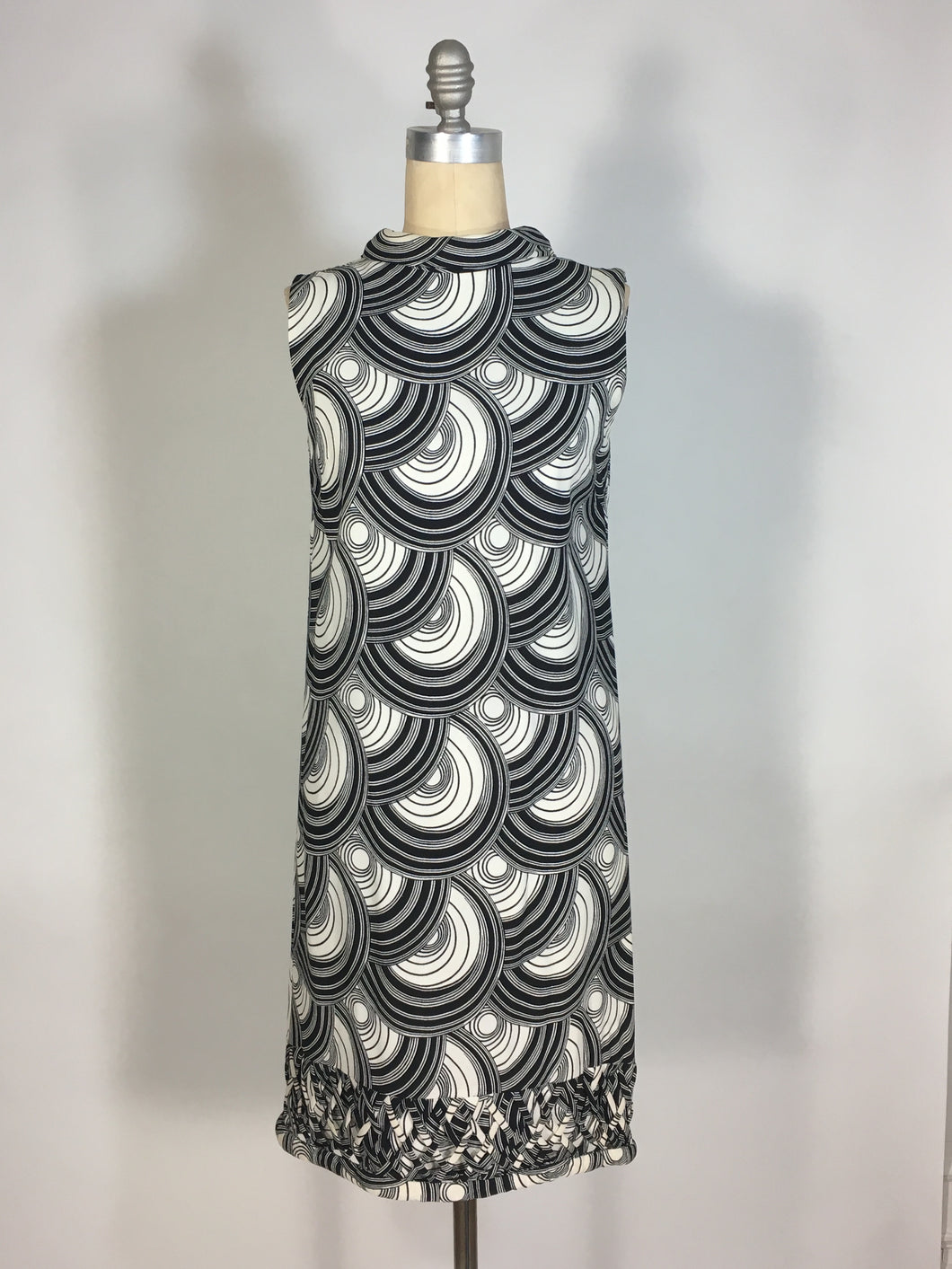 1960's Black+White OPTICAL PRINT dress w/hem lattice detail by Martin's