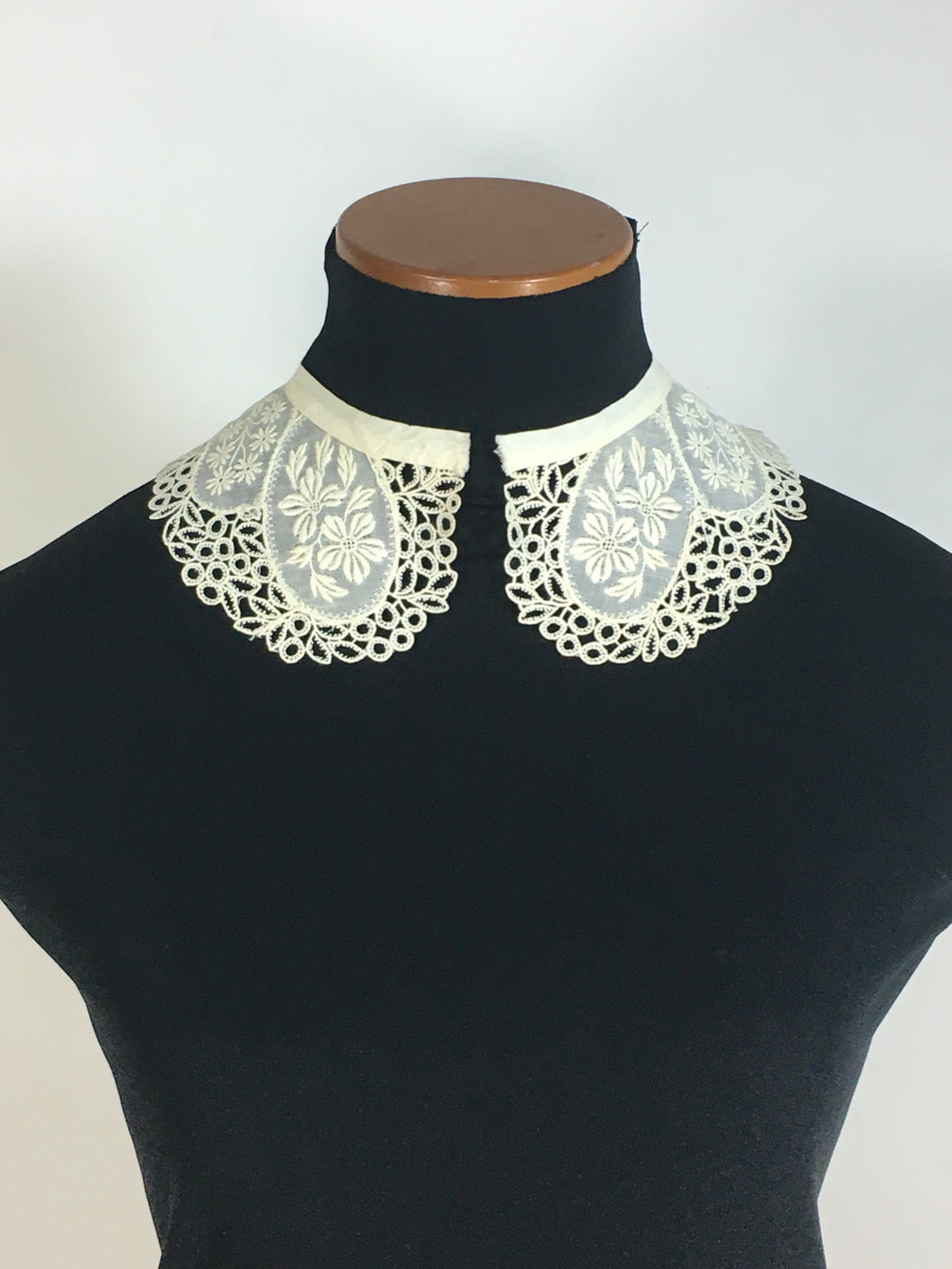 1900's-1910 Edwardian handmade Ivory lace Peter Pan or Bertha style collar & cuffs